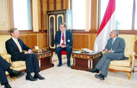 رئيس الجمهورية أثناء استقباله وزير خارجية ألمانيا أمس